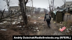 Журналіст біжить через небезпечну ділянку Промзону в Авдіївці, грудень 2017
