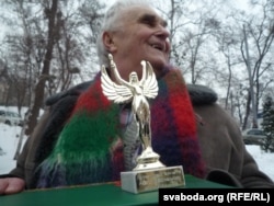 Анатоль Бароўскі з узнагародай