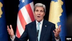 John Kerry na Kosovu