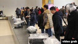 Некоторые таджикские мигранты, имеющие российское гражданство, выезжают из России на заработки в Южную Корею