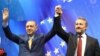 Predsjednik Turske Recep Tayyip Erdogan i Bakir Izetbegović, predsjednik najveće bošnjačke stranke u BiH, Stranke demokratske akcije (SDA), pozdravljaju podržavaoce na skupu upriličenom u Sarajevu tokom posjete turskog lidera 20. maja 2018. godine. 
