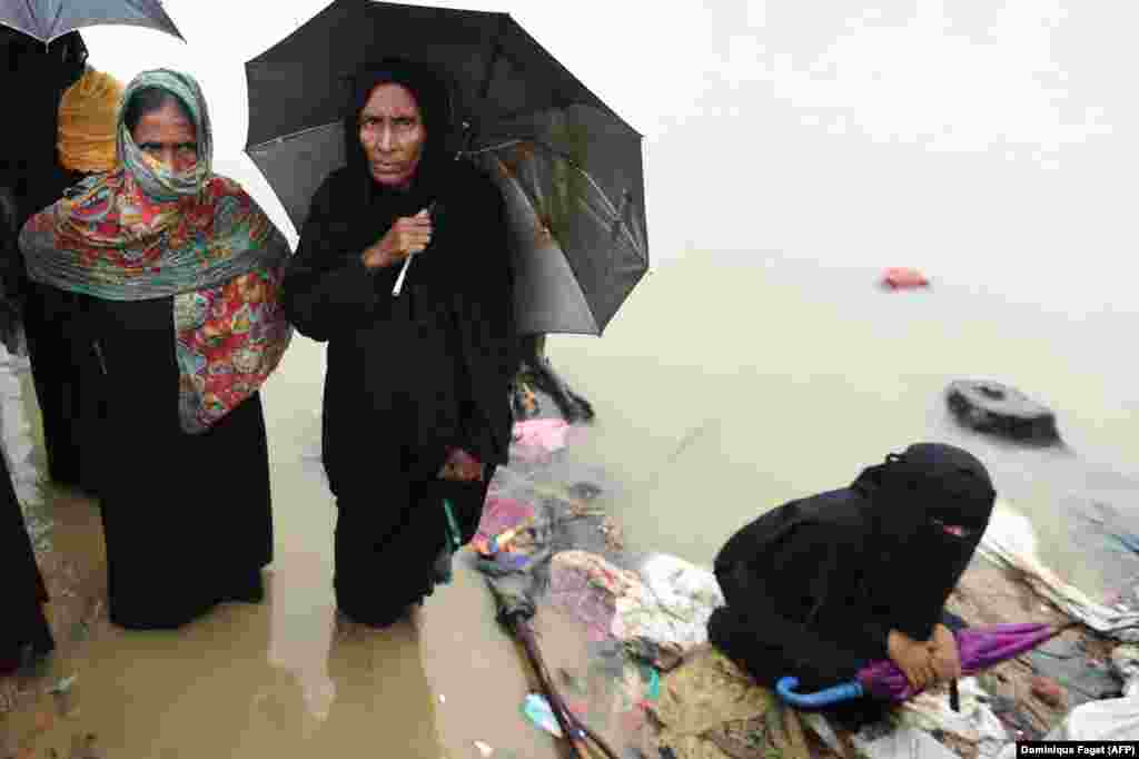 Rohingya refugees wait for aid in Teknef. Bangladesh's army was ordered on September 20 to take a bigger role helping hundreds of thousands of Rohingya who have fled violence in Burma, amid warnings it could take six months to register the new refugees. (AFP/Dominique Faget)