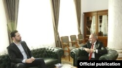 Премьер-министр Армении Никол Пашинян (справа) и Алексис Оганян, Ереван, 9 октября 2019 г.
