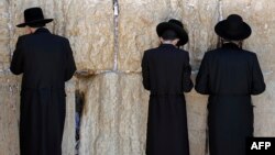 روحانیون ارشد یهودیان اسرائیل هنوز در مورد نبوسیدن دیوار ندبه فتوا نداده‌اند