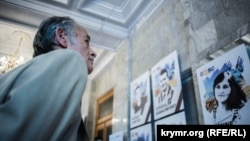 Мустафа Джемилев на открытии фотовыставки, посвященной крымчанам, похищенным или погибшим в Крыму, архивное фото