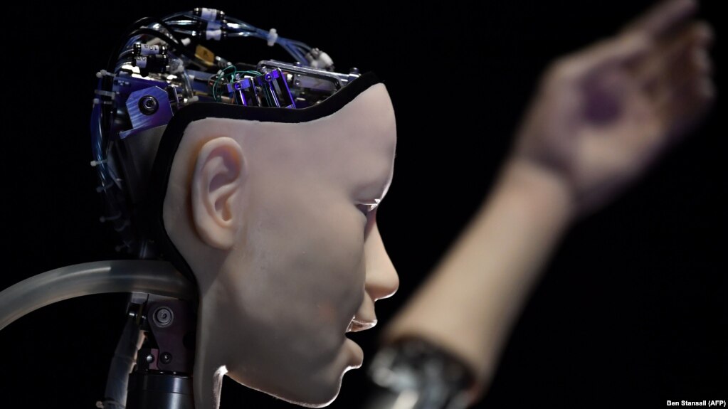 Një robot me fytyrë njeriu.