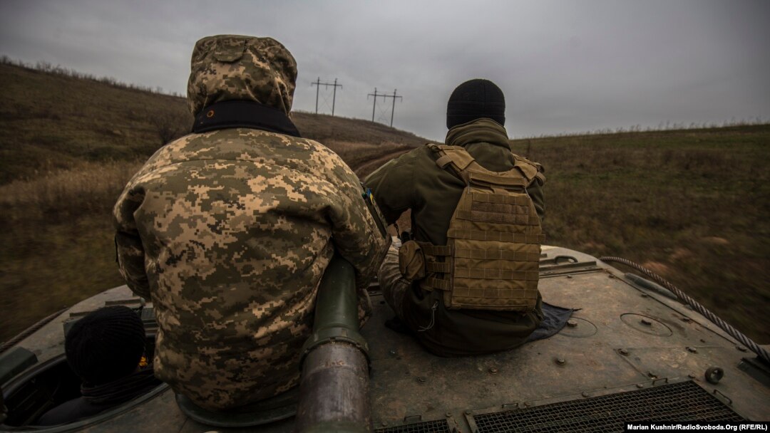 Украинские военные добираются на позиции на бронетехнике