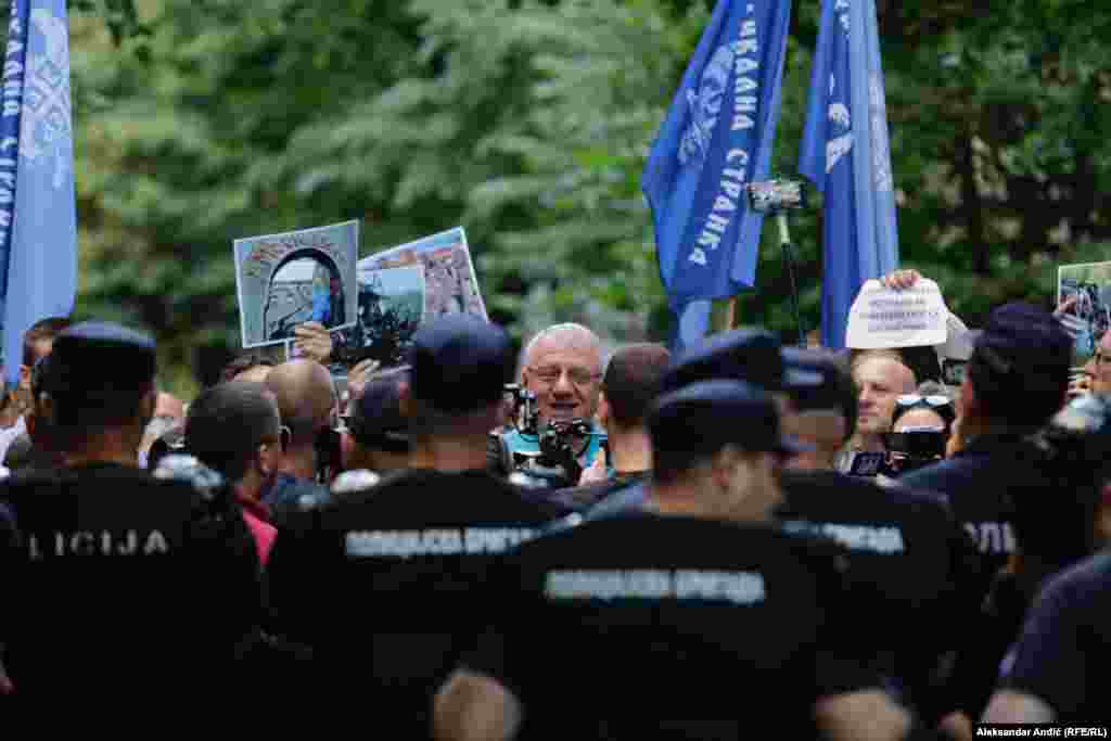 Vojislav Šešelj, lider SRS stiže na protest