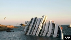 Лайнер Costa Concordia - после столкновения с подводной скалой. 14 января 2012 г. 