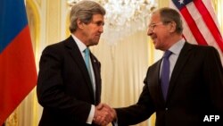 Рукопожатие госсекретаря Керри и министра Лаврова перед началом переговоров в резиденции посла России во Франции об Украине
