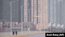 Străzi pustii în orașul Wuhan