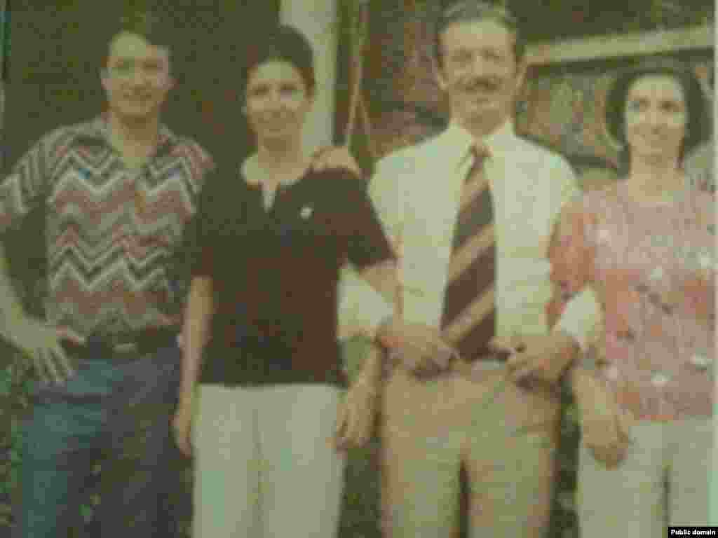 همراه با فرزندانش (از راست): ویویان، فرانس و گیو