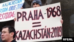 Прагада наразылық шеруіне шыққан қазақ босқындарының қолында «Прага-1968 = Қазақстан-2009» деп жазылған. 7 ақпан 2009 жыл.