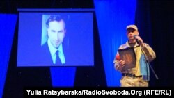 Василь Сліпак (на екрані) загинув на Донеччині 29 червня 2016 року від кулі снайпера