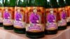 Пляшки пива з назвою «Frau Ribbentrop», на якій зображена канцлер Німеччини Ангела Меркель, в пивному ресторані у Львові, 30 квітня 2015 року