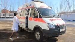 Жедел жәрдем көлігі мен медқызметкер. Көрнекі сурет.