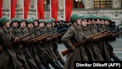 Data de 9 mai marchează ziua în care Germania nazistă s-a predat forțelor sovietice, la o zi după capitularea în fața aliaților occidentali, motiv pentru care Marea Britanie, SUA și aliații lor sărbătoresc victoria pe 8 mai.