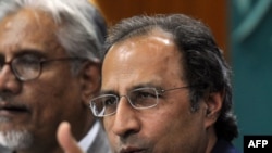 پاکستان: د مالي چارو وزیر عبدالحفیظ شیخ د اقتصادي سروې رپورټ وړاندې کوي- د ۲۰۱۱ز کال د جون دویمه