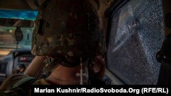Український військовий по дорозі до Зайцевого, що під під Горлівкою, 14 червня 2018 року