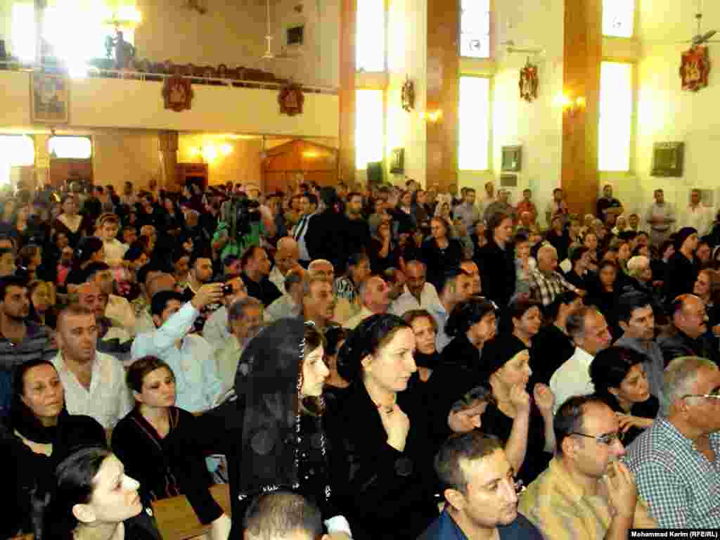 مراسم خاکسپاری قربانیان گروگانگیری بغداد در کلیسای «مار یوسف»- ۱۱ آبان - A mass held on Tuesday (02 Nov. 2010) at Mar Yousuf church in Baghdad, Iraq, as part of public funeral of the victims killed Sunday in the attack on the “Lady of Salvation” church. 