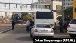 Белсенді Айтқожа Фазыловты полиция қызметкерлері ұстап бара жатқан сәті. Астана, 17 қыркүйек 2014 жыл.