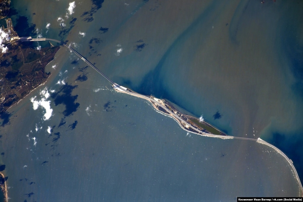 Міст через Керченську протоку. Вигляд із космосу