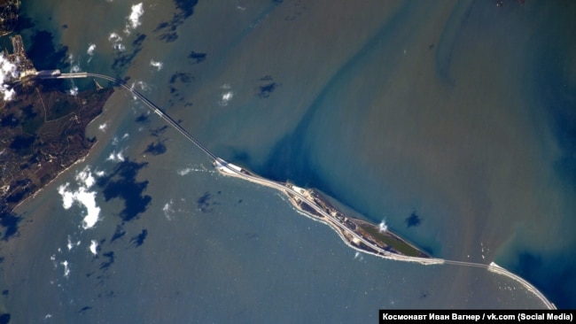 Крымский полуостров, вид из космоса. Мост через Керченский пролив