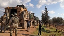 Турецький військовий конвой поблизу міста Батабу на шосе, що зв'язує Ідліб із сирійським перетином кордону Баб аль-Гава з Туреччиною, 2 березня 2020 року