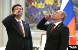 Președintele chinez Xi Jinping și omologul său rus Vladimir Putin, într-un toast după semnarea acordului de gaze naturale, de la Shanghai, din mai 2014