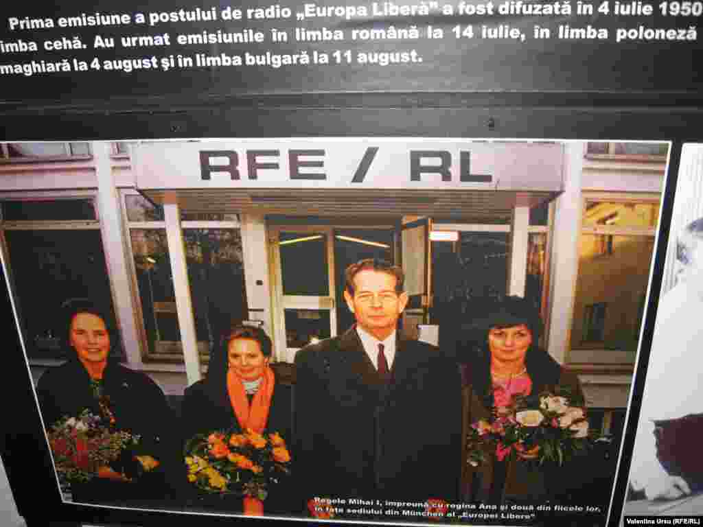 Regele Mihai vizitînd împreună cu familia sediul Europei Libere de la Munchen în 1991
