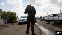 Пророссийский сепаратист из так называемого народного ополчения ЛНР на погранпосту "Изварино", где проходит граница между Украиной и Россией. 22 июня 2014 года.