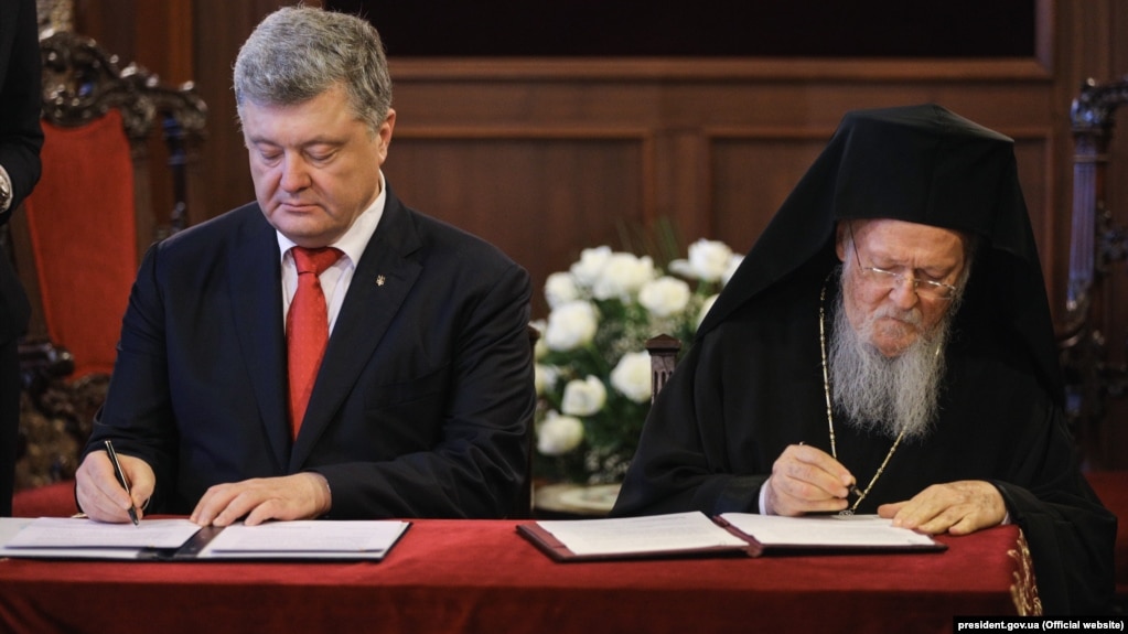 Президент України Петро Порошенко та Вселенський патріарх Варфоломій I під час підписання угоди про Співробітництво і взаємодію