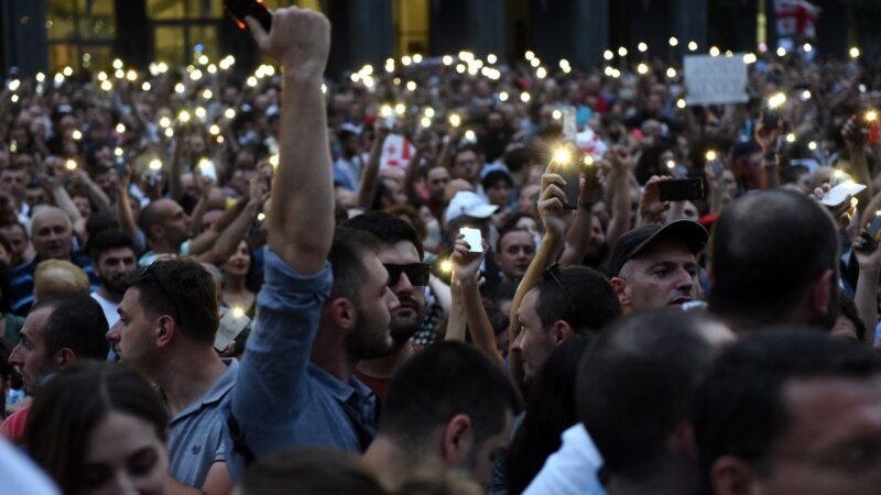 Демонстранты в Тбилиси пытаются проникнуть в парламент, полиция мешает им сделать это
