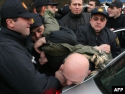 Gürcü polislər müharibə veteranını aksiyada saxlayan zaman. 4 yanvar 2011
