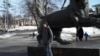 Акция у памятника бабру в Иркутске