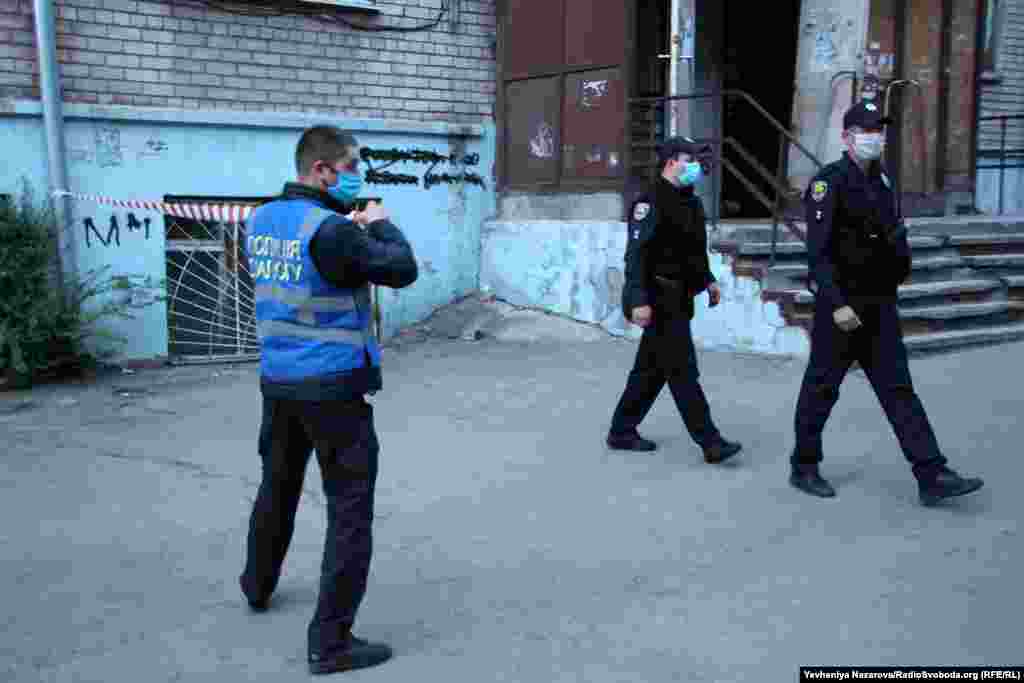 Поліція огороджує стрічками майданчик довкола входу в гуртожиток, який закрили на карантин