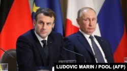 Președintele francez Emmanuel Macron și cel rus Vladimir la o conferință de presă după summitu Formatului Normandia, Paris, 9 decembrie 2019.
