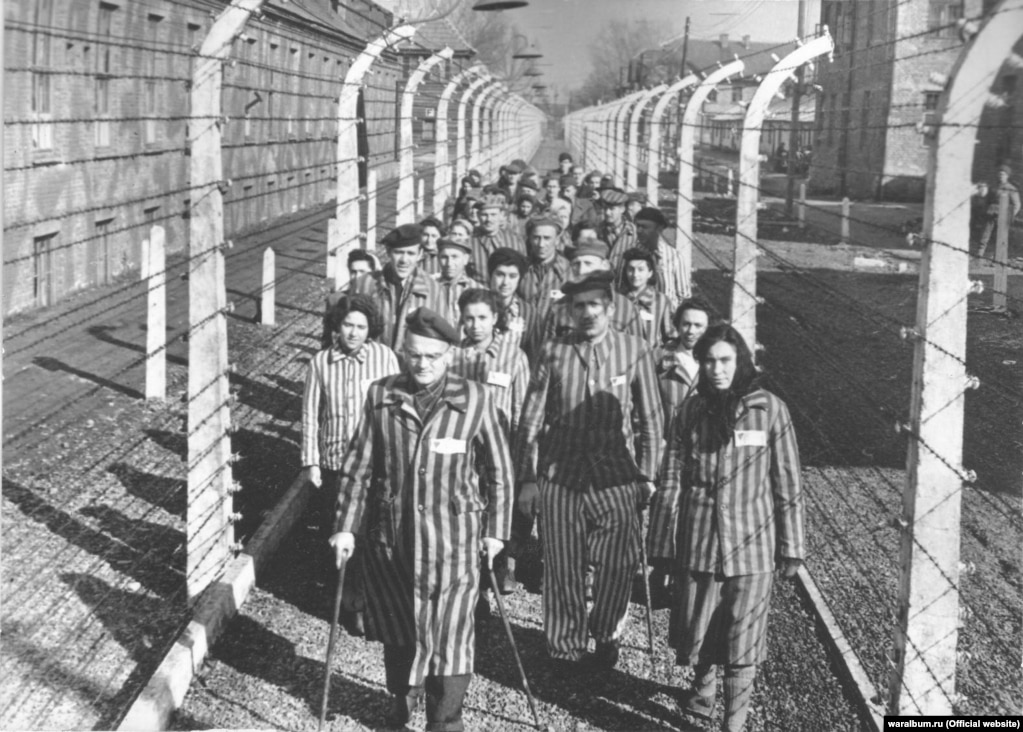 Освенцим лагериндеги туткундар. Освенцим эң чоң нацисттик лагерь болгон. Бул жерде бир миллиондон ашык адам жок кылынган. 1940-жылдын май айынан 1945-жылдын январь айына чейин бул жерге гитлердик армия басып алган Европа өлкөлөрүнөн жөөттөрдү ташып келип турушкан.