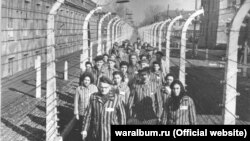 Узники концлагеря "Освенцим", заключенным которого был и Адольф Бургер