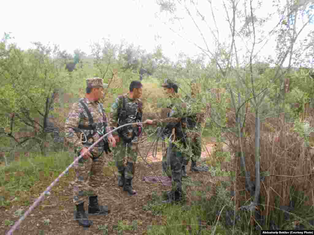 Спасатели при помощи альпинистского снаряжения вызволили Зарину Базарову на безопасный берег и оказали необходимую помощь.&nbsp; 