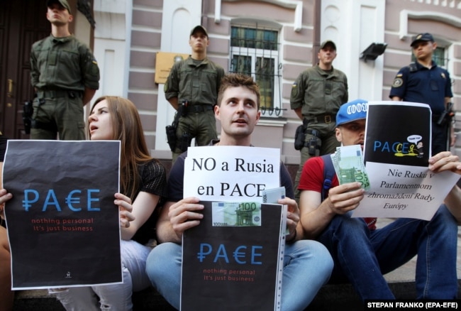 Учасники пікету біля посольства Італії в Україні на знак протесту проти рішення Парламентської асамблеї Ради Європи про повернення представників Росії у ПАРЄ. Київ, 25 червня 2019 року