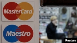 Moskvada dükanın qapısında MasterCard-ın nişanı