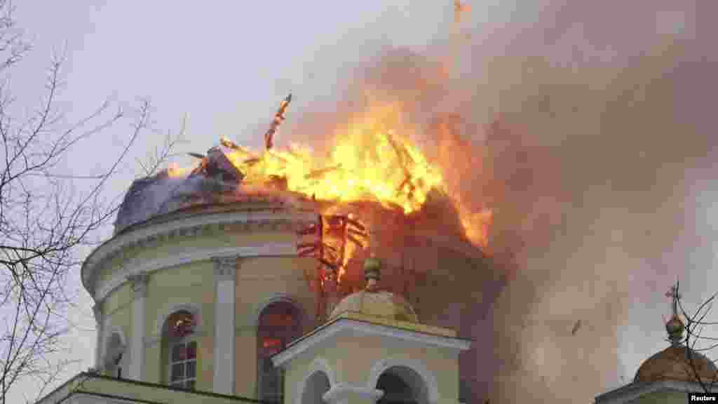 Ukraynanın Odessa şəhərində 1838-ci ildə tikilmiş kilsəsi yanarkən. Kilsənin binsı tam yanıb dağılıb. (REUTERS)