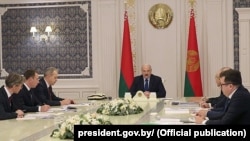 Belarus prezidenti Aleksandr Lukaşenka nebit ekspertleri bilen duşuşýar. 21-nji ýanwar, 2020