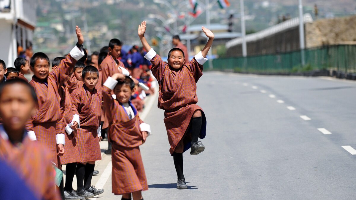 Бутан счастье. Бутан Министерство счастья. Королевство бутан жители. Бутан население. Бутан монахи.