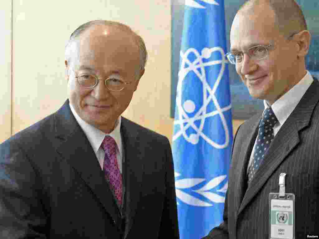 Генералниот директор на МААЕ Јукија Амано и шефот на руската државна нуклеарна корпорација Сергеј Кириенко во Винена