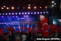Zastave Turske i BiH, te Erdoganove slike na majicama i drugim predmetima dominirali su dvoranom