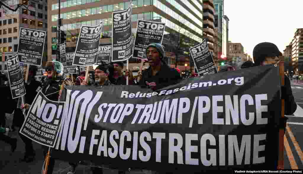 АКШнын жаңы шайланган президенти Дональд Трампка каршы митингдин катышуучулары. Вашингтон, 2017-жылдын 18-январы.