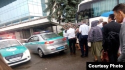 Иегова куәгерлері діни ұйымының мүшелері полиция көліктері қоршаған автобусқа мініп жатыр. Алматы, 24 маусым 2017 жыл