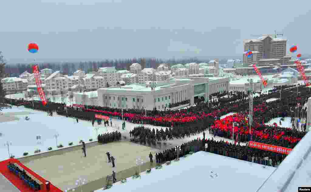 Типичните за Северна Корея масови сцени. Държавната телевизия описа града като &quot;пример за модерен планински социалистически град, въплъщение на модерната цивилизация&quot;.